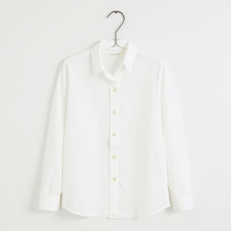 Camisa branca de algodão orgânico com corte clássico.